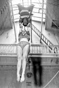 French acrobats Gil Delamare and Denise Lambret training in a gym (Rue des Archives) - Muzeo.com