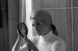 French actress Catherine Deneuve on the set of AlainCavalier\'s film \'Heartbeat\' in Saint Tropez on April 18, 1968 (Rue des Archives) - Muzeo.com
