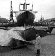 French Liner France, Dry Dock, Le Havre, December 31, 1961 (With Propeller Spare) (b/w photo) (Rue des Archives) - Muzeo.com