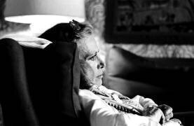 Hildegard Knef in her hotel room at the Hotel Kempinski in Berlin (Brigitte Hellgoth) - Muzeo.com