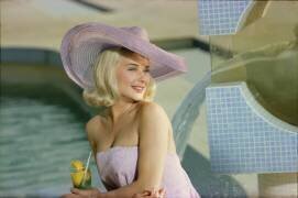 Hope Lange photo shoot by pool (Orlando Suero) - Muzeo.com