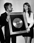 Jacques Dutronc Is Receiving Golden Disc With Francoise Hardy (Rue des Archives) - Muzeo.com