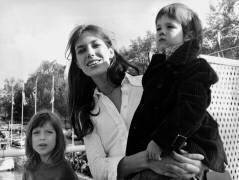 Jane Birkin With her Daughters Charlotte and Kate (Rue des Archives) - Muzeo.com