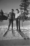 Janet Leigh and Tony Curtis on skis at the Winter Olympics (Orlando Suero) - Muzeo.com