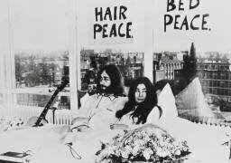 John Lennon and his wife Yoko Ono are having a week's love-in in their room at the Hilton Hotel (anonymous) - Muzeo.com