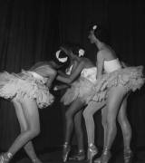 June 1950. Annual Dance Competition. Ballerinas Watching their Collegues (Keystone) - Muzeo.com