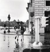 La pluie à paris en été 1963 (Keystone) - Muzeo.com