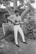 Leonard Nimoy plays guitar (Orlando Suero) - Muzeo.com