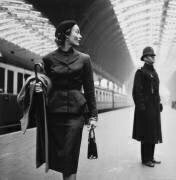 Lisa Fonssagrives in Paddington or Victoria Station (Toni Frissell) - Muzeo.com