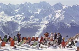 Lounging In Verbier (Slim Aarons) - Muzeo.com