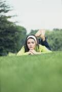Margot Kidder on the grass (Orlando Suero) - Muzeo.com