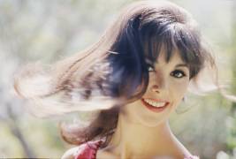 Marlo Thomas flinging her hair (Orlando Suero) - Muzeo.com