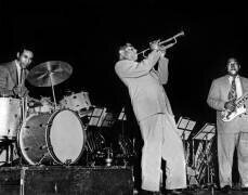 Max Roach , Dizzy Gillespie Et Charlie Parker A Toronto 1953 (b/w photo) (Rue des Archives) - Muzeo.com