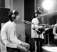 Mick Jagger et Keith Richard en studio pour l'album Beggar's Banquet vus par Godard (Keystone) - Muzeo.com