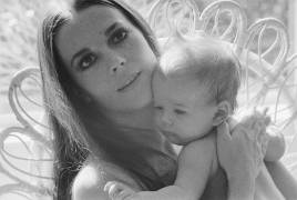 Natalie Wood with daughter (Orlando Suero) - Muzeo.com