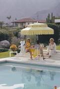 Nelda and Friends (Slim Aarons) - Muzeo.com