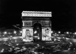 Nouvel éclairage de l'Arc de Triomphe en 1964 (Keystone) - Muzeo.com