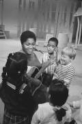 Odetta sings to childern on set of a TV special (Orlando Suero) - Muzeo.com
