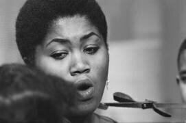 Odetta sings to childern on set of a TV special (Orlando Suero) - Muzeo.com