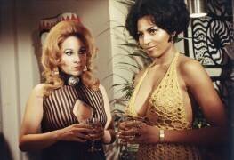 Pam Grier as a background extra on set of 'Beyond the Valley of the Dolls (Orlando Suero) - Muzeo.com