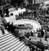 Paris Motor Show : The Ds 19 Citroen Car (Rue des Archives) - Muzeo.com
