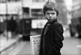 Petit marchand de journaux, Dublin 1974 (Henning Langenheim) - Muzeo.com