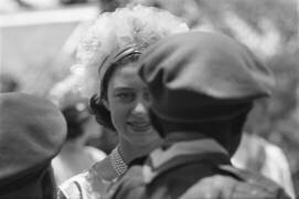 Princess Margaret greeting troops at the celebration of Jamaican independence (Orlando Suero) - Muzeo.com