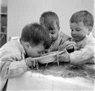 Quadruples of the Sangion family, nes in Padua, eating spaghetti (Graziano Arici) - Muzeo.com