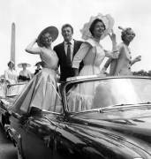 Robert Mitchum With Models For Open-Air Fashion Show in Paris (Rue des Archives) - Muzeo.com