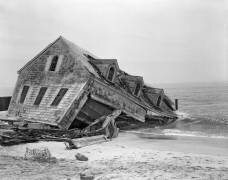 Seashore house washed into ocean destroyed by storm (anonymous) - Muzeo.com