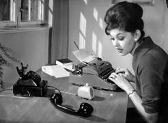 Secretary typing a letter (Keystone) - Muzeo.com