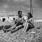 Simone Signoret and Yves Montand on the beach (Reporters Associés) - Muzeo.com