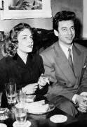 Simone Signoret and Yves Montand at a reception (Keystone) - Muzeo.com