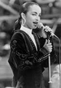 Singer Helen Sade Adu Aka Sade during A Concert in Bercy, Paris, November 14, 1988 (b/w photo) (Rue des Archives) - Muzeo.com