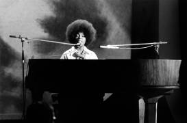 Soul Singer Roberta Flack on Stage in Paris 1970 (Rue des Archives) - Muzeo.com