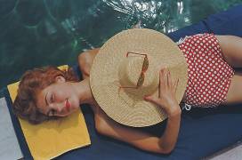 Sunbathing in Burgenstock (Slim Aarons) - Muzeo.com