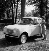 The 34 Cv Renault Car Is Presented To Press in Rambouillet (Rue des Archives) - Muzeo.com