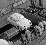The 60000Eme Dauphine Embarks the French Gien Cargo (Rue des Archives) - Muzeo.com