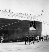 The Liner Queen Mary 1 in The Cherbourg Harbor (Rue des Archives) - Muzeo.com