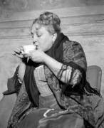 The Opéra singer Toti Dal Monte at her home (Graziano Arici) - Muzeo.com