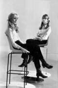 The Singers Francoise Hardy  and Sylvie Vartan (Rue des Archives) - Muzeo.com