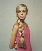 Twiggy in Pink (Popperfoto) - Muzeo.com