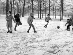 Winter in Paris, December 10, 1967 (Snow) : Children Playing Ball at The Tuileries (b/w photo) (Rue des Archives) - Muzeo.com