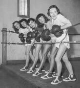 Women\'s boxing, Paris, August 31, 1950 : training session (Rue des Archives) - Muzeo.com