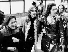 Young french woman Marie-Claire C. with her lawyer Gisele Halimi and her mother arriving at trial for abortion case France november 22, 1975 (Rue des Archives) - Muzeo.com