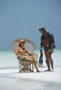 A Friendly Chat (Slim Aarons) - Muzeo.com