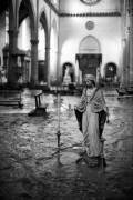 Une statuette de la Vierge Marie est incroyablement restée debout entre l'eau et la boue à l'intérieur de la basilique de Santa Croce pendant l'inondation. (Mario de Biasi) - Muzeo.com