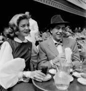 Actors Humphrey Bogart  and Lauren Bacall in a Cafe in Paris (Reporters Associés) - Muzeo.com