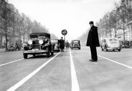 Agent de la circulation à Paris, années 30 (Rue des Archives) - Muzeo.com