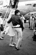 Alain Delon accueille Romy Schneider à l'aéroport de Nice, Côte d'Azur, le 12 août 1968 (Rue des Archives) - Muzeo.com